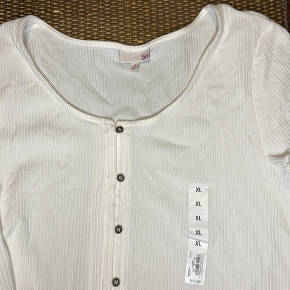White button accent crop top size XL - Picture 2 of 3